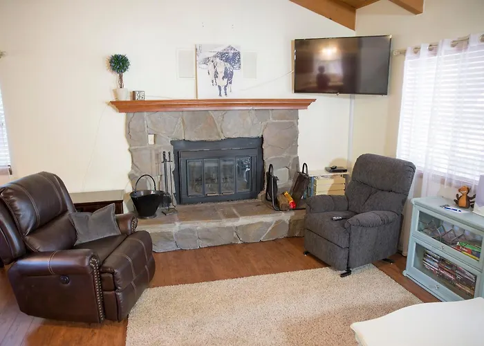Lovely Mountain Lake Chalet By Yosemite: Equipped!