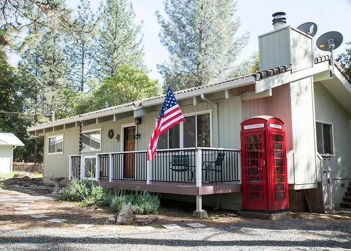 Lovely Mountain Lake Chalet By Yosemite: Equipped!