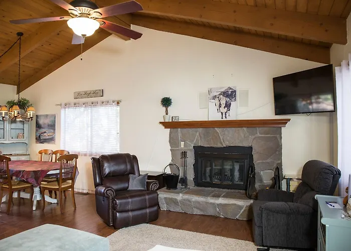 Lovely Mountain Lake Chalet By Yosemite: Equipped!